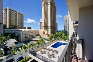 un balcón con piscina en una ciudad en Palms Waikiki #412, en Honolulu