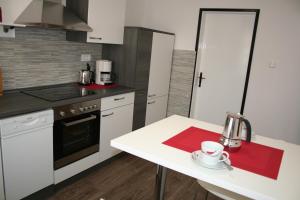 une cuisine avec une table blanche et un comptoir blanc dans l'établissement Apartma Center, à Bovec 27 autres photos