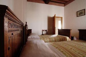 1 dormitorio con 2 camas en una habitación en Fattoria Di Cavaglioni, en San Rocco a Pilli
