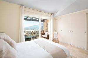 una camera con un letto e una grande finestra di Luxury townhouse La Cala Golf Resort (Golf, Beach, Nature and Amazing views) a La Cala de Mijas