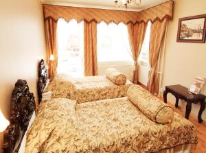 タンペレにあるマンゴ ホテルのベッド2台と窓のある寝室 +34枚の写真