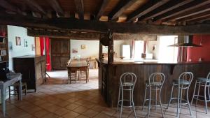 cocina y comedor con mesa y sillas en Ar Merglet - Grande longère authentique en Brocéliande en Maxent