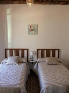 duas camas sentadas uma ao lado da outra num quarto em La Casa de Monica em Aracena
