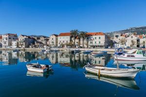 Imagen de la galería de apartment by the sea and beach with roof terrace, en Kaštela