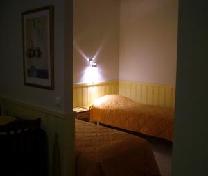 a room with two beds and a light on the wall at Yllästar 305 Apartment in Äkäslompolo