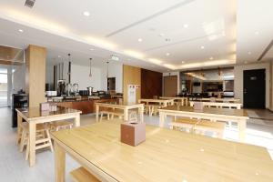 SUNLINE Motel & Resort في بايهة: مطعم بطاولات وكراسي ومطبخ
