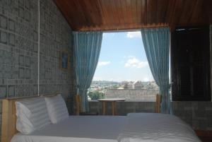 una camera con letto e finestra con vista di Nhà M&G a Da Lat