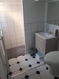 een badkamer met een toilet en een wastafel bij Ben & line in Mers-les-Bains