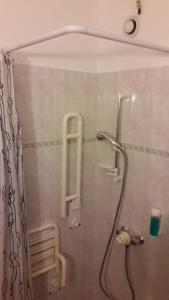 La salle de bains est pourvue d'une douche avec rideau de douche. dans l'établissement Art & Hotel Treviolo, à Treviolo