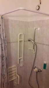 y baño con ducha y cortina de ducha. en Art & Hotel Treviolo, en Treviolo