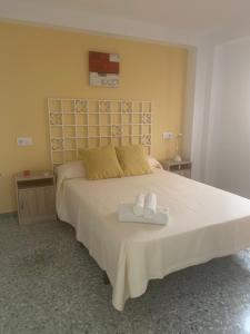 - une chambre avec un grand lit et 2 serviettes dans l'établissement Amate con encanto, à Séville