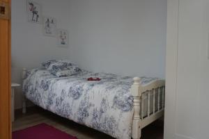 A bed or beds in a room at Adosado en playa de la Barrosa, casa Carlota