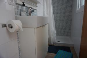 A bathroom at Adosado en playa de la Barrosa, casa Carlota