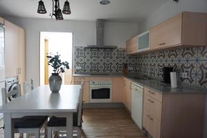 A kitchen or kitchenette at Adosado en playa de la Barrosa, casa Carlota