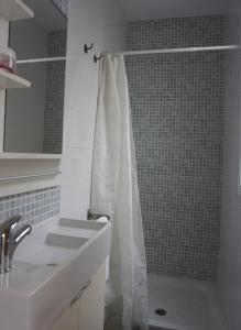 A bathroom at Adosado en playa de la Barrosa, casa Carlota Még 27 kép