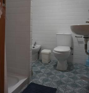 A bathroom at Adosado en playa de la Barrosa, casa Carlota