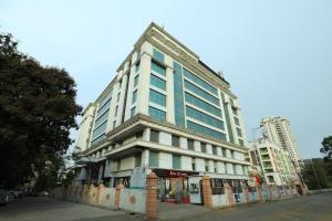 un edificio alto en una calle de la ciudad con en The Byke Suraj Plaza Pure Veg, Thane en Thane