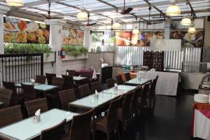 Un restaurante o sitio para comer en Hotel Park View, Mumbai