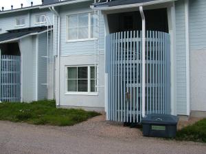 a white gate on the side of a house at Yllästar 305 Apartment in Äkäslompolo