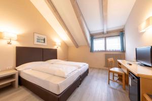 Un pat sau paturi într-o cameră la Business Resort Parkhotel Werth