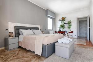 Кровать или кровати в номере Penthouse Station Luxury Suites & Apartment