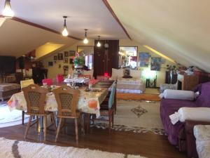 a living room with a dining table and a couch at Gabi Guesthouse in Constanţa