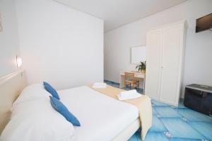 Postel nebo postele na pokoji v ubytování Hotel De Rosa