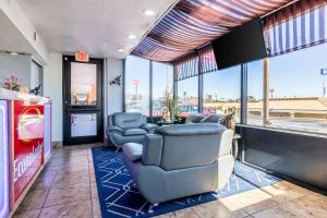 een wachtkamer met 2 stoelen en ramen bij Econo Lodge Inn & Suites Macon North in Macon +24 foto's