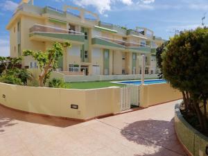 The swimming pool at or close to Delfines III Solo Familias Serviplaya