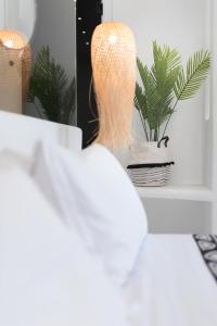 Posteľ alebo postele v izbe v ubytovaní Portara Seaside Luxury Suites
