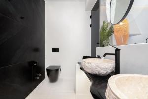 Kúpeľňa v ubytovaní Portara Seaside Luxury Suites