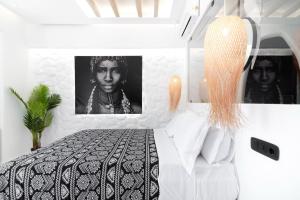 Posteľ alebo postele v izbe v ubytovaní Portara Seaside Luxury Suites