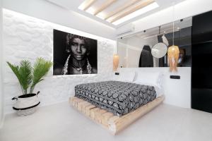 Televízia a/alebo spoločenská miestnosť v ubytovaní Portara Seaside Luxury Suites