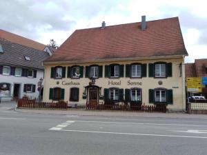een gebouw op de hoek van een straat bij Gasthaus Sonne in Schliengen