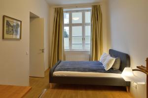 Un pat sau paturi într-o cameră la Kolonada luxury 2 bedroom apartment Snezka