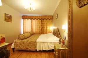 タンペレにあるマンゴ ホテルのベッドと窓のある寝室