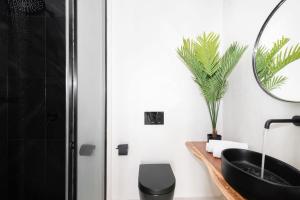 Kúpeľňa v ubytovaní Portara Seaside Luxury Suites