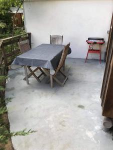 - une table de pique-nique et 2 chaises sur la terrasse dans l'établissement Appartement T2, à Moliets-et-Maa