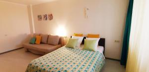 Säng eller sängar i ett rum på flat-all 142 Morskoy однокомнатная квартира до 6 мест с подземным паркингом рядом с ТРЦ Галерея Чижова в ЖК Атлант