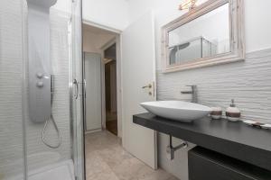 y baño con lavabo y espejo. en Homes in Genoa - Gold and Silver, en Génova