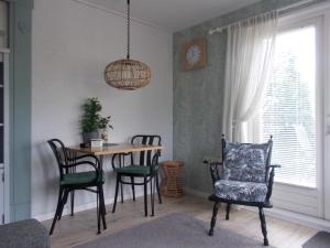 a dining room with a table and chairs and a window at Middenpaed in Balk