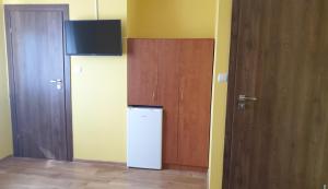 Telewizja i/lub zestaw kina domowego w obiekcie Pokoje Gościnne Pryzmat