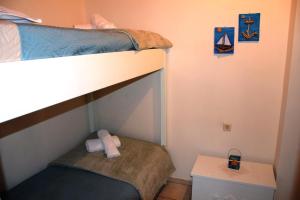 Poschodová posteľ alebo postele v izbe v ubytovaní Aeriko House