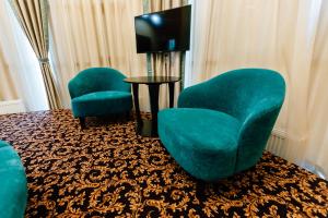 TV a/nebo společenská místnost v ubytování Khan-Chinar Hotel