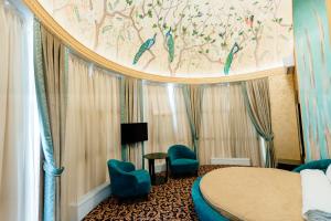 TV a/nebo společenská místnost v ubytování Khan-Chinar Hotel