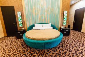 Postel nebo postele na pokoji v ubytování Khan-Chinar Hotel