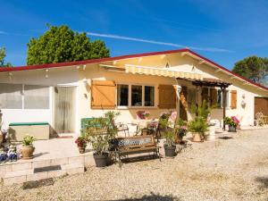 una casa con macetas delante de ella en Sunny house with private pool, en Nadaillac-de-Rouge