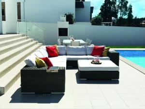 eine Terrasse mit einem Sofa und Tischen neben einem Pool in der Unterkunft Comfortable villa with private pool in Nadadouro in Nadadouro