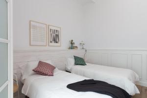 two beds sitting next to each other in a room at Casa Cosi - Eixample 1 in Barcelona
