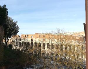 una vista de un edificio con una montaña en el fondo en Colosseum Music Design, en Roma